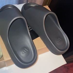 YEEZY SLIDES “ONYX”